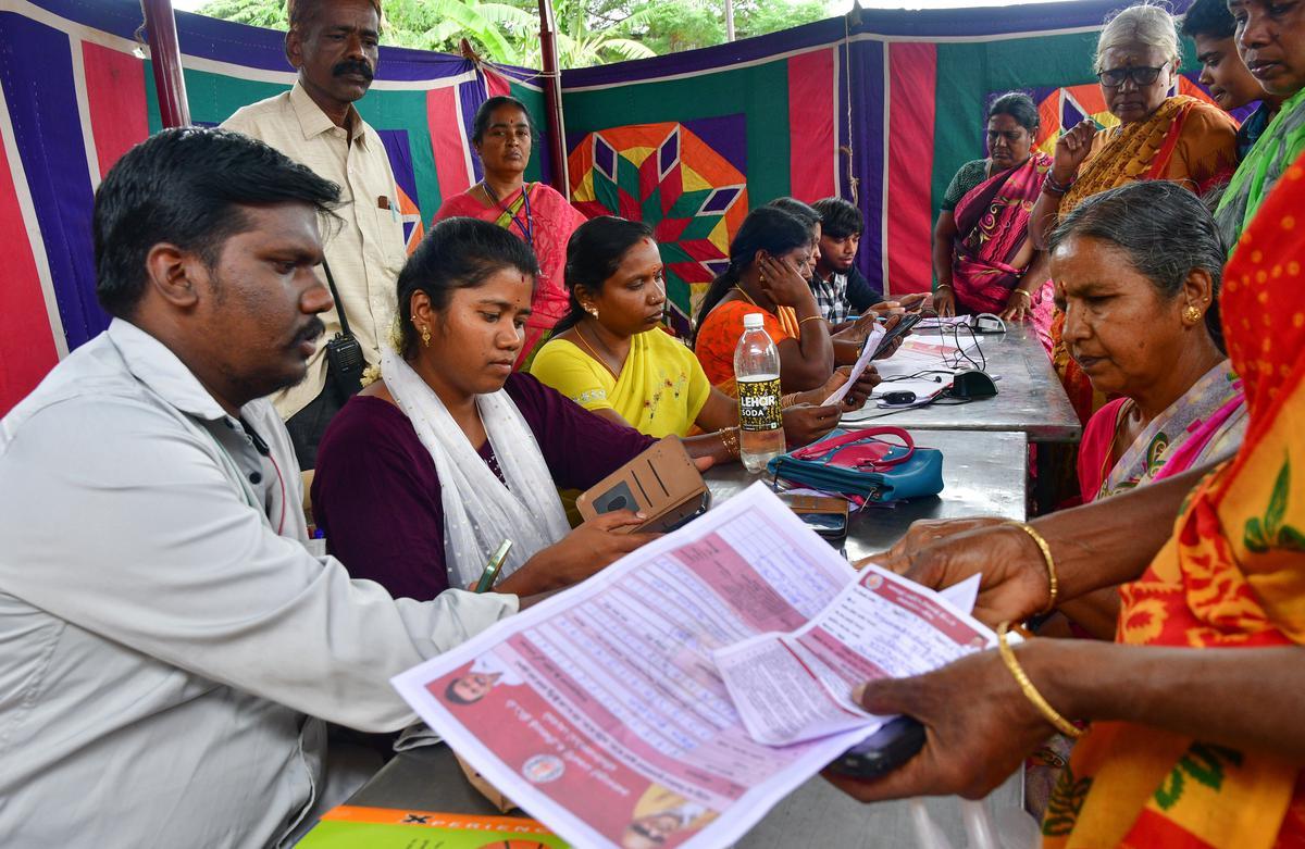 மாநிலம் முழுவதும் மகளிர் உரிமைத்தொகை சிறப்பு முகாம்?… தமிழக அரசு அதிகாரப்பூர்வ விளக்கம்….!!!