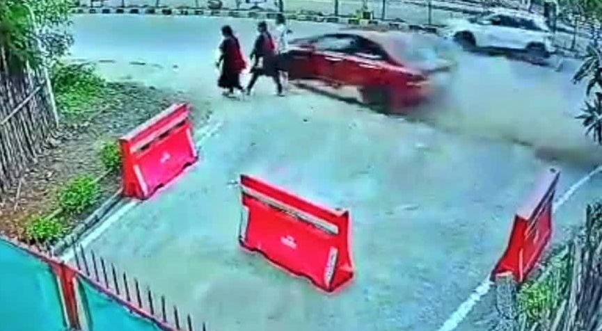 அதிர்ச்சி வீடியோ..! அதிவேகமாக வந்த கார்… தூக்கி வீசப்பட்ட 2 பெண்கள்..! –  விசாரணையில் திடுக்கிடும் தகவல்..!