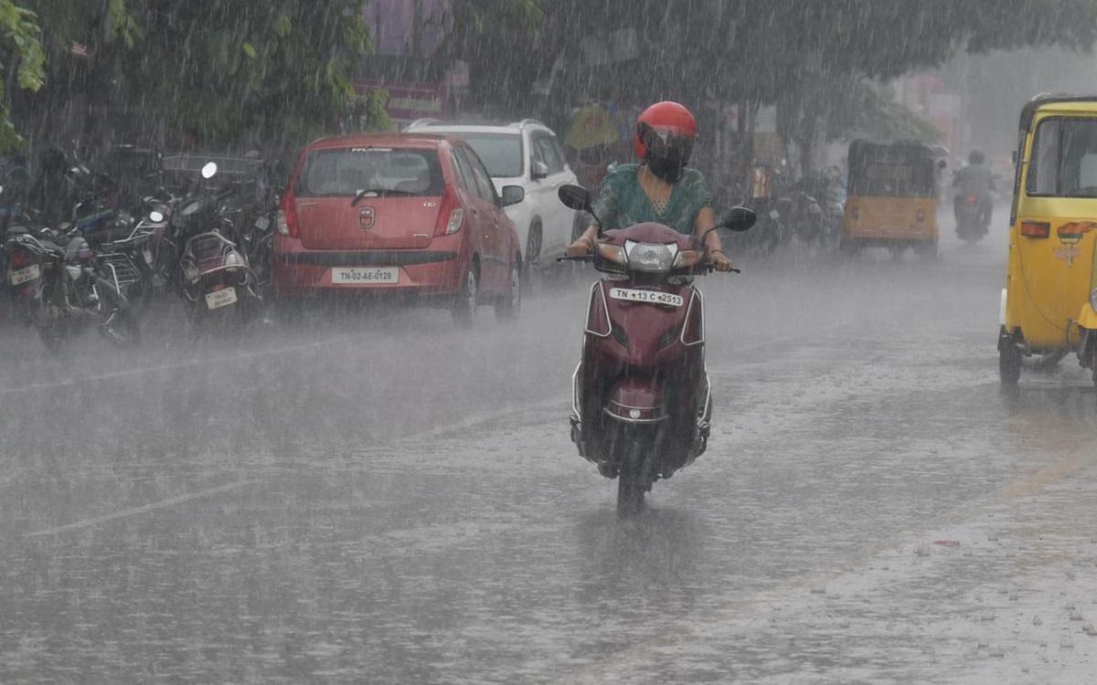 இந்த மாவட்டங்களில் கனமழை வெளுத்து வாங்கும்…. காலையிலேயே அலெர்ட்….!!!