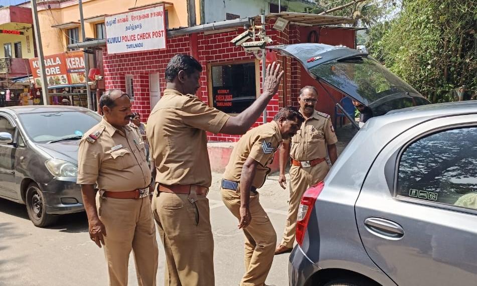 “தீவிர வாகன சோதனை”… பறிமுதல் செய்யப்பட்ட ரூ.50 லட்சம் மதிப்பிலான பொருள்…. வசமாக சிக்கிய ஓட்டுனர்… போலீஸ் அதிரடி…!!