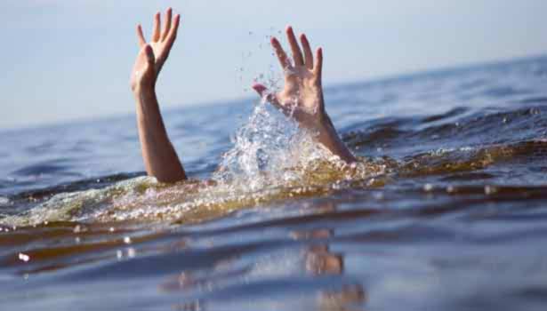 ஆற்றில் அடித்து செல்லப்பட்ட வாலிபர்கள்… உயிரைப் பற்றி யோசிக்காமல் 4 பேரை ஒரே ஆளாக மீட்ட மாணவி… இந்த மனசு யாருக்கு வரும்…!!