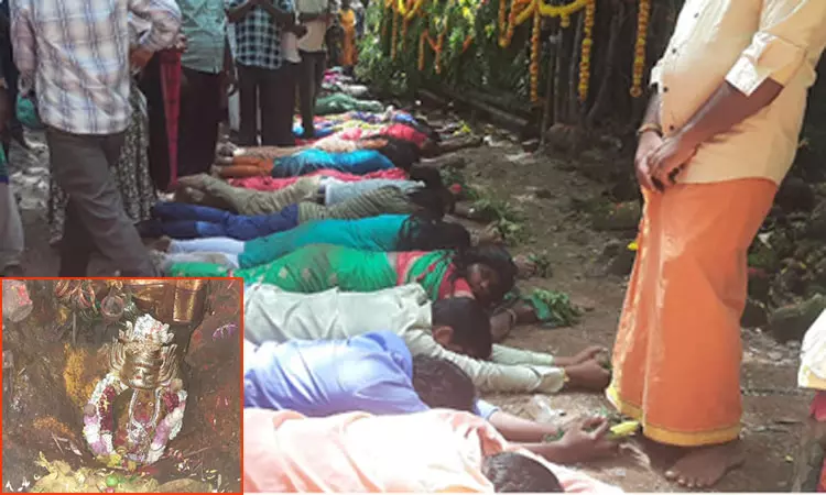 “பக்தர்களை வரிசையாக படுக்க வைத்து”… கை மேல் ஏறி குறி சொன்ன சாமியார்… பிரபல கோவிலில் வினோத நேர்த்திக்கடன்…!!!