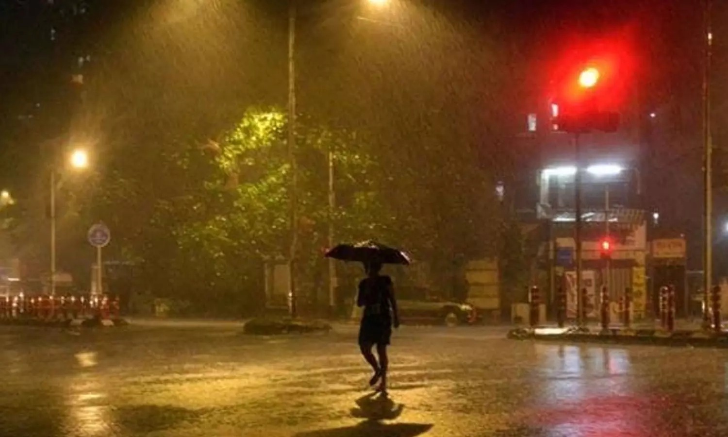 இரவு 10 மணி வரை இடியுடன் கூடிய மழை வெளுக்கும்…. வானிலை ஆய்வு மையம் அலெர்ட்…!!