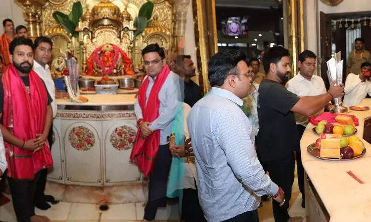 பிள்ளையார் கோவிலில் ஸ்பெஷல் பூஜை…. உலகக்கோப்பையுடன் ரோகித், ஜெய்ஷா… பக்தி பரவசத்துடன் வழிபாடு..!!