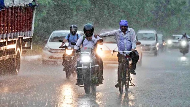 தமிழகத்தில் இன்று 15 மாவட்டங்களில் மழை கொட்டும்… காலையிலேயே வந்த அலெர்ட்…!!