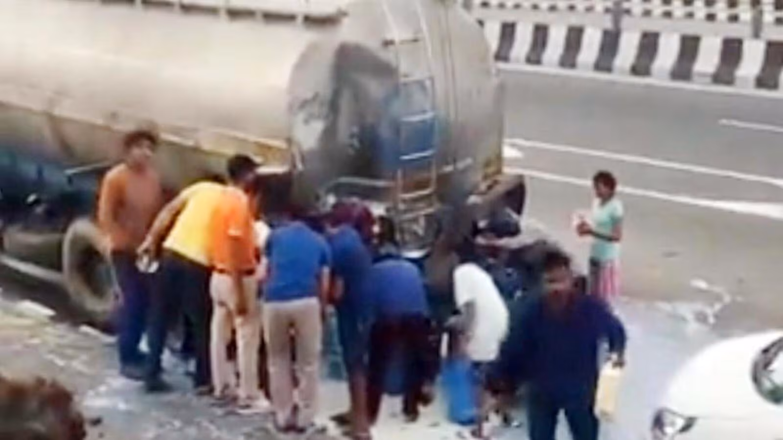 அந்த ரத்தத்தை பார்த்துமா மனசு இறங்கல…. பாலுக்காக இப்படி போட்டி போடுறீங்களே… மரத்துப்போன மனிதநேயம்… நெஞ்சை நொறுக்கும் வீடியோ…!!