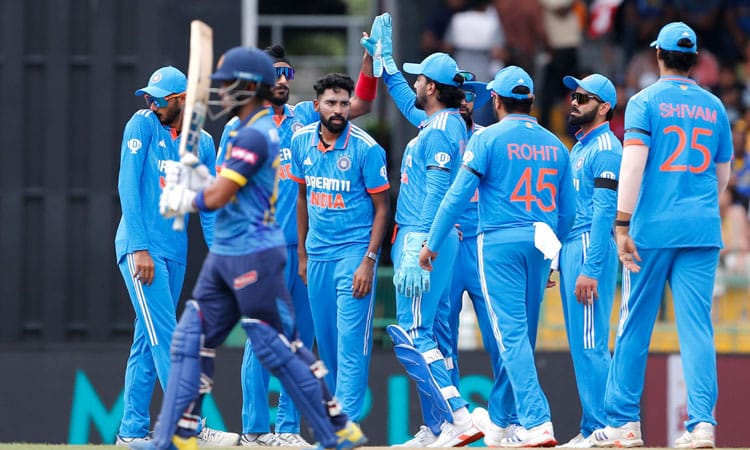 ஒரு நாள் தொடர்: இந்திய வீரர்கள் கையில் கருப்பு பட்டை அணிந்து விளையாடியது ஏன்…? பிசிசிஐ விளக்கம்…!!!