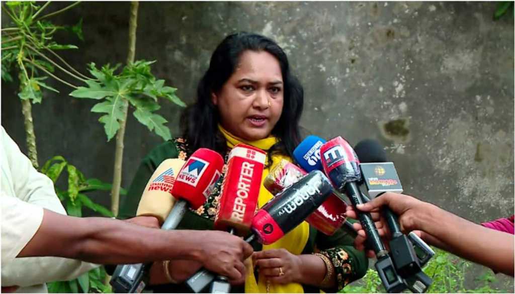 “லிஃப்ட்  மூடியதும் சட்டுனு பாய்ந்த நடிகர்”…. அங்கு மோகன்லால் கூட இருந்தாரு…. ஆனாலும் நியாயம் கிடைக்கல… பிரபல நடிகை வேதனை…;!