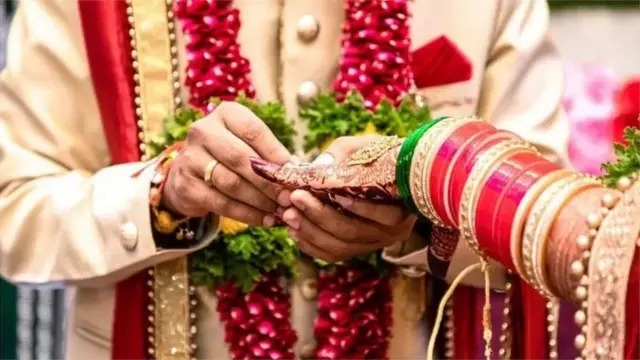10 வருட காதல்… இளம்பெண்ணை ஏமாற்ற வேறொரு பெண்ணை திருமணம் செய்ய முயன்ற நபர்… இறுதியில் நடந்த டுவிஸ்ட்…!!!