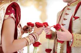 காலில் விழுந்து கண்ணீர் விட்டு அழுது கெஞ்சிய பெற்றோர்…. மனம் இறங்காத மகள்…. காதலனுடன் போலீஸ் ஸ்டேஷனில் தஞ்சம்…!!