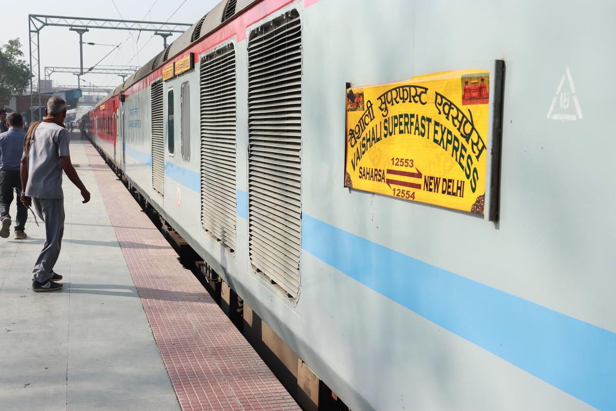 கொடூரத்தின் உச்சம்… மாற்றுத்திறனாளி பயணியை தாக்கிய ரயில்வே பாதுகாவலர்…!!!