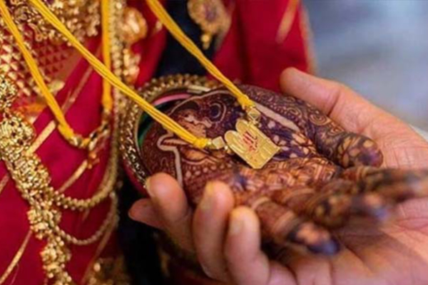 திடீரென வீடு புகுந்து…  பேசி கொண்டிருந்த பெண்ணுக்கு தாலி கட்ட முயன்ற மேஸ்திரி.! பதறிய தாத்தா..!