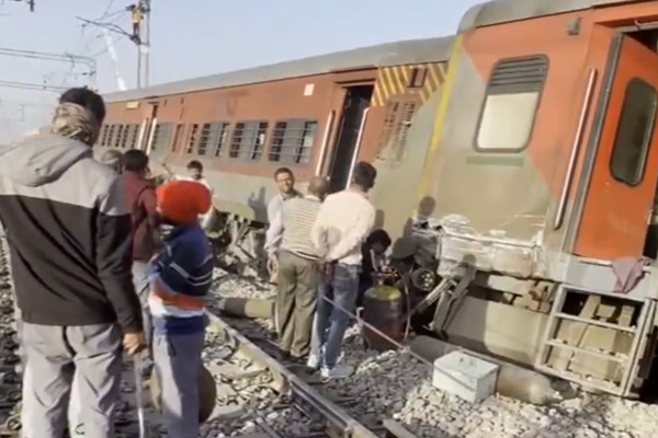 FLASH NEWS: விரைவு ரயில் தடம் புரண்டு விபத்து…. அதிகாலையிலேயே பரபரப்பு சம்பவம்…!!!