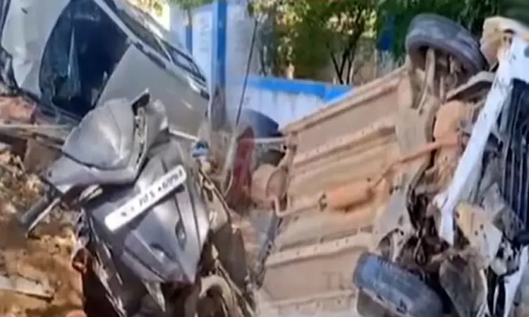 திடீரென நிலை தடுமாறிய கார்… கோர விபத்தில் 3 பேர் துடிதுடித்து பலி… திருப்பூரில் அதிர்ச்சி…!!