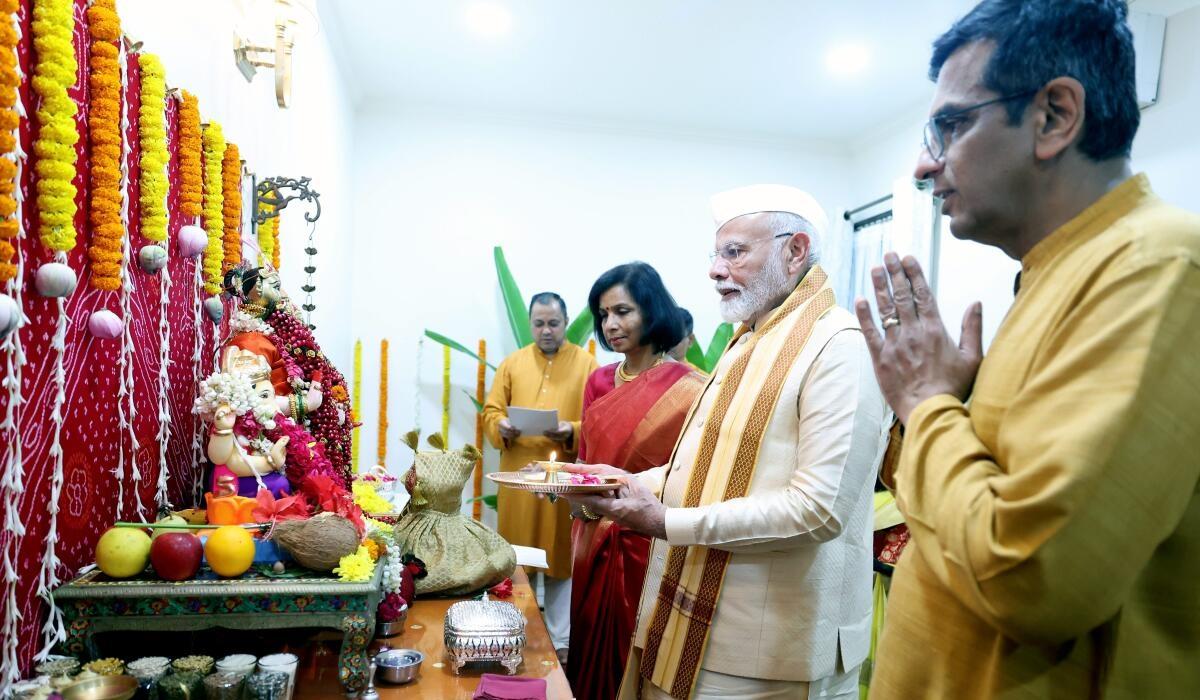 சுப்ரீம் கோர்ட் நீதிபதியுடன் பிரதமர் மோடி… அப்படியே ரிப்பீட்டு… “அப்போ மன்மோகன் சிங் மட்டும் போனாரே”… ஆதாரத்துடன் கேள்வி கேட்ட பாஜக..!!