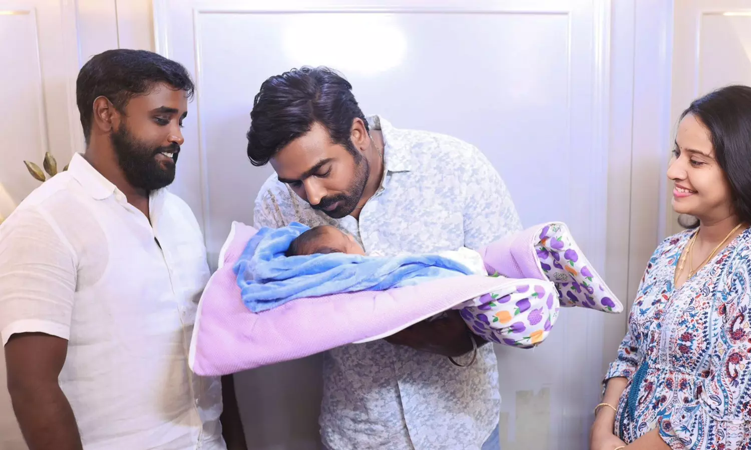 ரசிகர் மன்ற பொது செயலாளரின் குழந்தைக்கு பெயர் சூட்டிய விஜய் சேதுபதி.. வைரலாகும் வீடியோ…!!