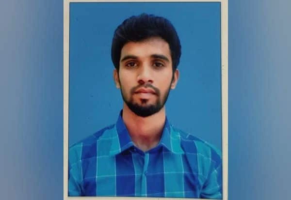மின்சாரம் தாக்கி உயிரிழந்த காகம்… “தூக்க சென்றவருக்கு நேர்ந்த விபரீதம்”… ஐயோ இப்படியா நடக்கணும்… பரிதாபமாக போன உயிர்..!