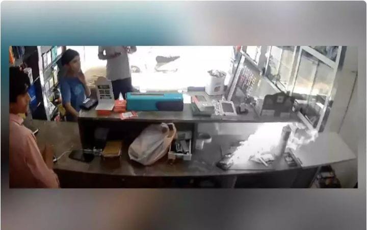 திக் திக்… மொபைல் கடையில் திடீரென வெடித்து சிதறிய செல்போன்… பதறிய கடைக்காரர்… அதிர்ஷ்டவசமாக தப்பிய உயிர்கள்..!!