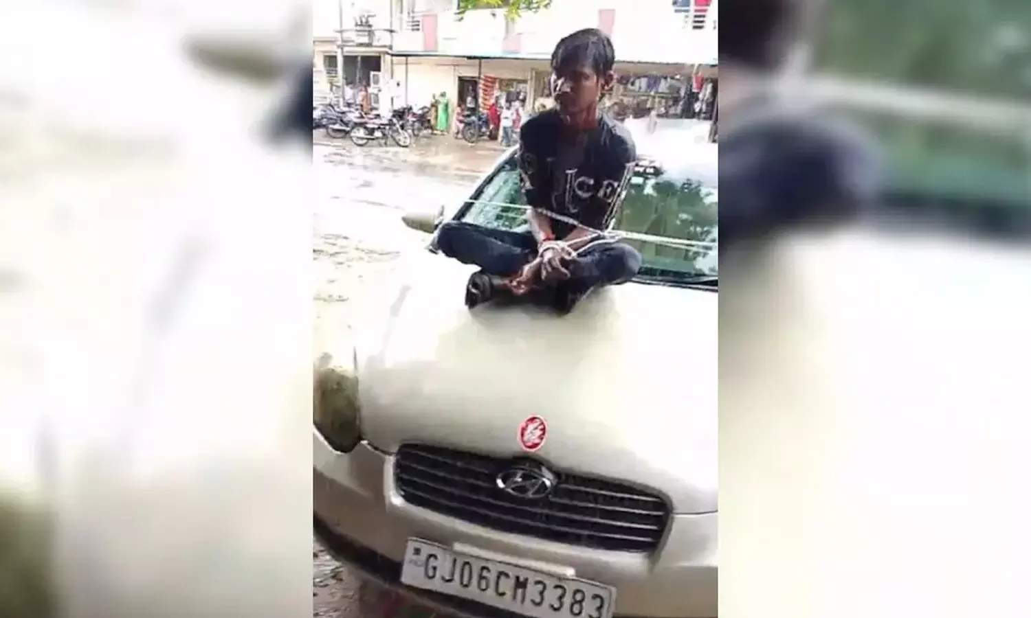 எவ்வளவு துணிச்சல்…! “ஷாப்பிங் மாலில் திருட பார்க்கிறீயா”…? வாலிபரை கட்டி வைத்து தோலுரித்த உரிமையாளர்…. அதிர்ச்சி சம்பவம்…!!