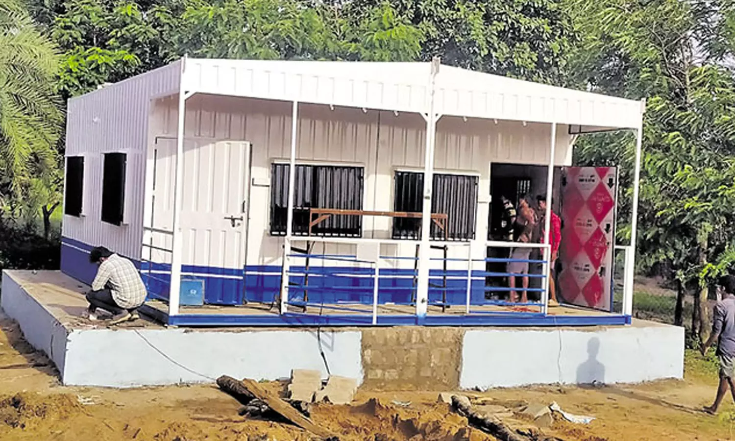 அடடே..! இது நல்ல ஐடியாவா இருக்க… மாநிலத்தின் முதல் கண்டெய்னர் பள்ளி… ஆட்சியரின் அசத்தல் பிளான்… குவியும் பாராட்டுகள்..!!