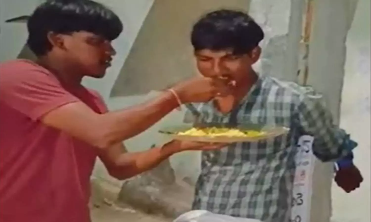 ரொம்ப பசிக்குது..! சோறு போட்டுட்டு எவ்வளவு வேணாலும் அடிங்க… கெஞ்சிய திருடன்… புளியோதரை ஊட்டிக்கொண்டே அடித்த மக்கள்… வீடியோ..!!