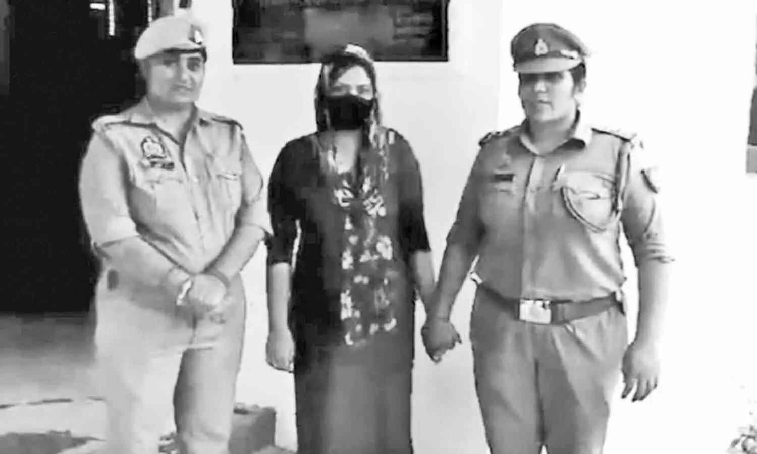 ஏர் இந்தியா விமான ஊழியர் படுகொலை… பிரபல பெண் ரவுடி அதிரடி கைது…. வெளியான திடுக்கிடும் பின்னணி…!!