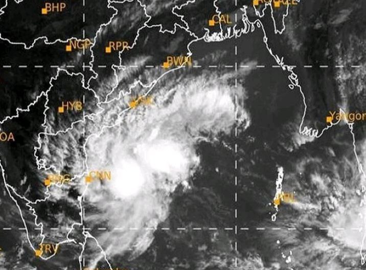 வங்கக் கடலில் வலுப்பெற்றது ஆழ்ந்த காற்றழுத்த தாழ்வு பகுதி…. மழை வெளுக்க போகுது… வானிலை ஆய்வு மையம் அலர்ட்…!!!