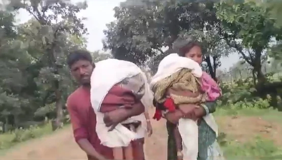 எப்போ தான் மாறும் இந்த நிலை…. ஆம்புலன்ஸ் கூட வரல…. மனதை உலுக்கிய வீடியோ….!!!