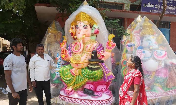 22 அடி உயர விநாயக சிலை…. பீஸ் பீஸாக நொறுங்கிய சம்பவம்…. அதிர்ச்சியில் போராட்டத்தில் ஈடுப்பட்ட மக்கள்…!!!