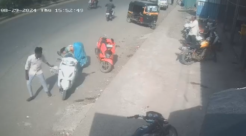 அடகு கடையிலிருந்து நகையை மீட்ட சந்தோஷம்…‌ கொஞ்ச நேரம் கூட நீடிக்கல…. வயதான தம்பதியிடமிருந்து…. பதற வைக்கும் பகீர் வீடியோ…!!!