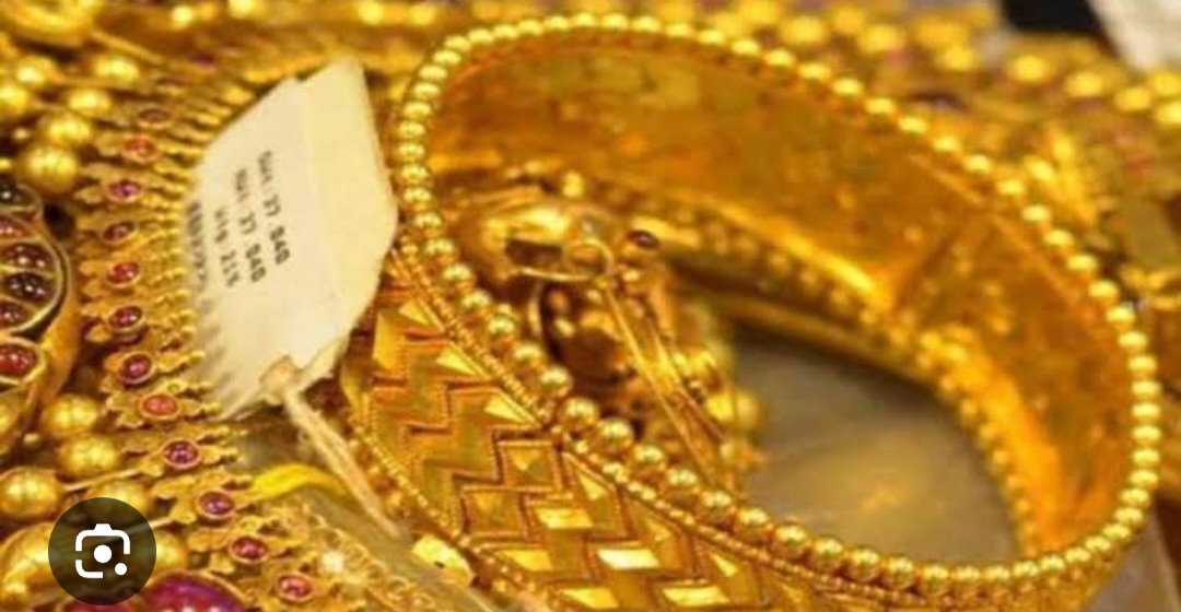 இல்லத்தரசிகள் ஷாக்…!!  வரலாறு காணாத உயர்வு… சென்னையில் தங்கம் விலை பறக்கிறது!