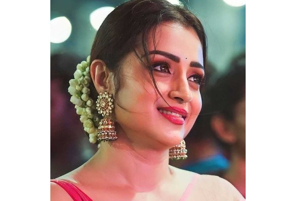 “இரவு பகலாக அதை செய்வார்”… எனக்கு பார்க்கும்போது ரொம்ப குற்ற உணர்ச்சியா இருக்கும்… பிரபல நடிகர் பற்றி த்ரிஷா சொன்ன ரகசியம்..!!