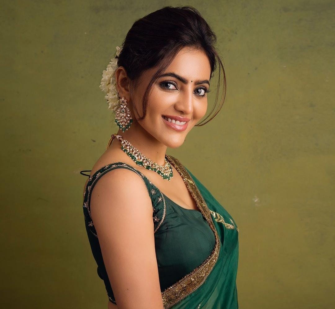 அடடே என்ன அழகு… பாரம்பரிய உடையில் அசத்தும் அதுல்யா ரவி… லைக்குகளை அள்ளித் தெளிக்கும் ரசிகர்கள்…!!