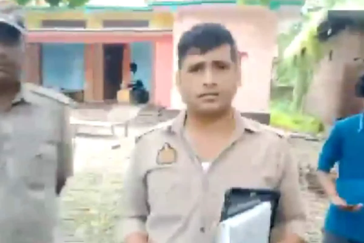 பெயர் பேட்ஜ் குறித்து கேள்வி கேட்ட பத்திரிகையாளர்… பளார் விட்ட காவல் அதிகாரி… வைரல் வீடியோ…!!!