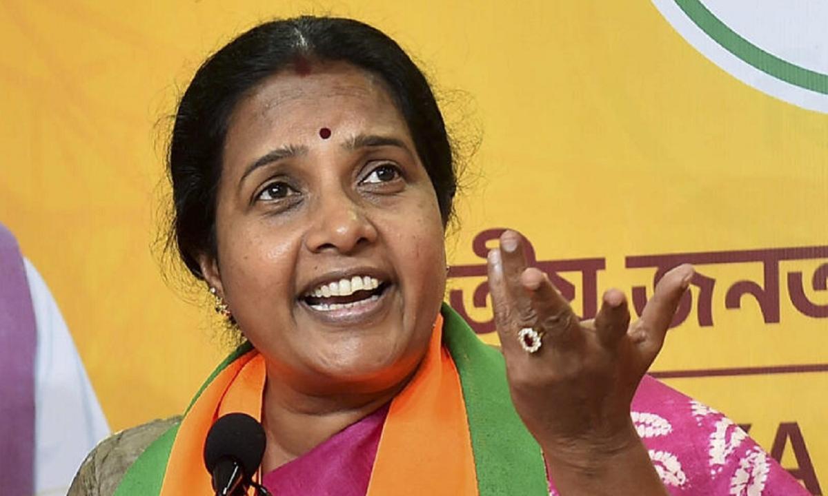 திமுகவின் சதி… “நாங்க ஒன்னும் மிரட்டி மன்னிப்பு கேட்க வைக்கல”… புது குண்டை தூக்கிப்போட்ட வானதி சீனிவாசன்…!!!