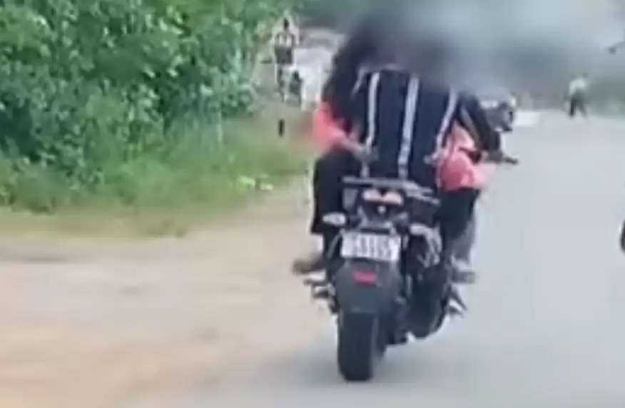 காதல் ஜோடி அத்துமீறல்… “பைக் ஓட்டிய காதலனை கட்டிப்பிடித்து ‌முத்தம் கொடுத்த காதலி”… நடுரோட்டில் இப்படியா பண்ணுவீங்க..?