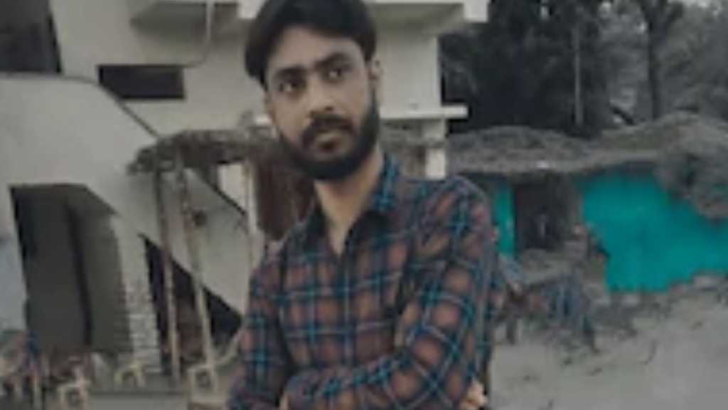 ஓடும் ரெயிலில் நடந்த கொடூரம்… 11 வயது சிறுமியை பாலியல் பலாத்காரம் செய்த ஊழியர்…. உறவினர்கள் தாக்கி உயிரிழப்பு…!!