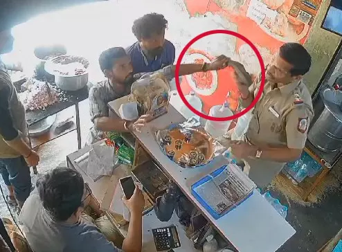 என் கிட்டேயே கேட்குறியா… ஷூவை  கழட்டி அடிக்க சென்ற சப்-இன்ஸ்பெக்டர்…. எஸ். பி  அதிரடி  நடவடிக்கை..!!!