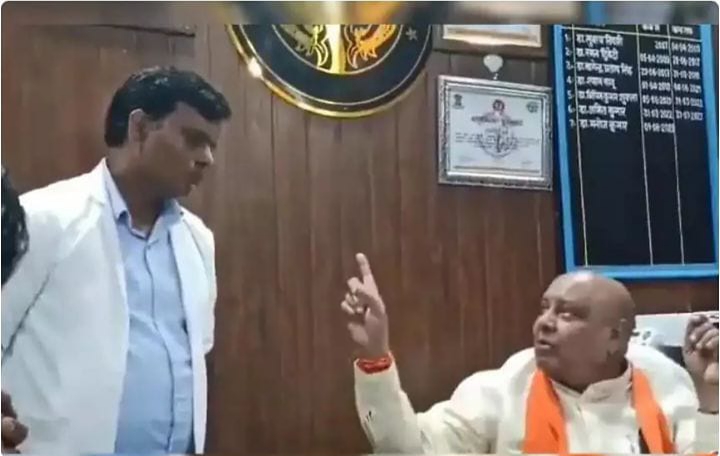 அதிரடியாக களத்தில் இறங்கிய எம்எல்ஏ… நோயாளியிடம் ஒரு ரூபாய் வசூலித்ததாக புகார்… அரசு ஊழியரை டிஸ்மிஸ் செய்து உத்தரவு..!!