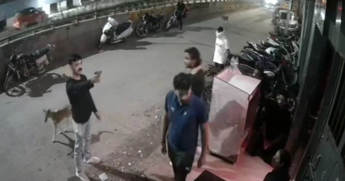 நெனச்சாலே நடுங்குது..! துப்பாக்கியும் கையுமாக மிரட்டல்… தலைநகரில் வெளியான அதிர்ச்சி வீடியோ.!!