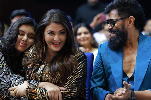 எவ்ளோ பெரிய ஹீரோயின்… ஆனா பிள்ளையை எவ்வளவு மரியாதையா வளர்த்திருக்காங்க பாருங்க… பாராட்டுகளை பெரும் ஐஸ்வர்யா ராய் மகள்…!!!