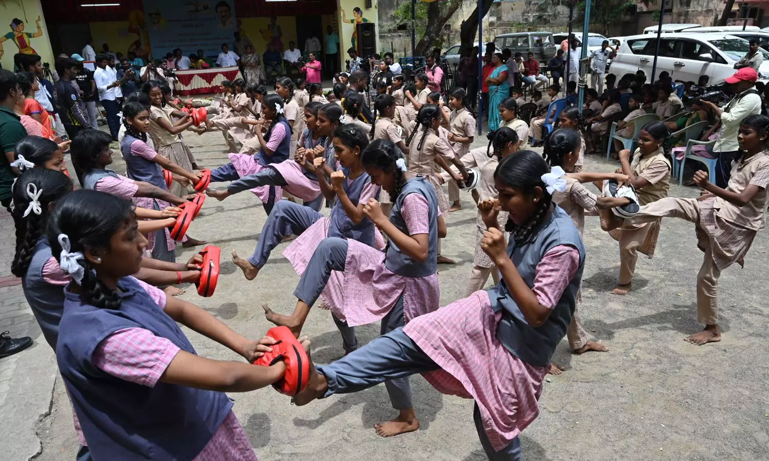 அப்படி போடு…! தமிழகத்தில் அரசு பள்ளி மாணவிகளுக்கு தற்காப்பு பயிற்சி… தொடங்கி வைத்தார் மேயர் பிரியா…!!