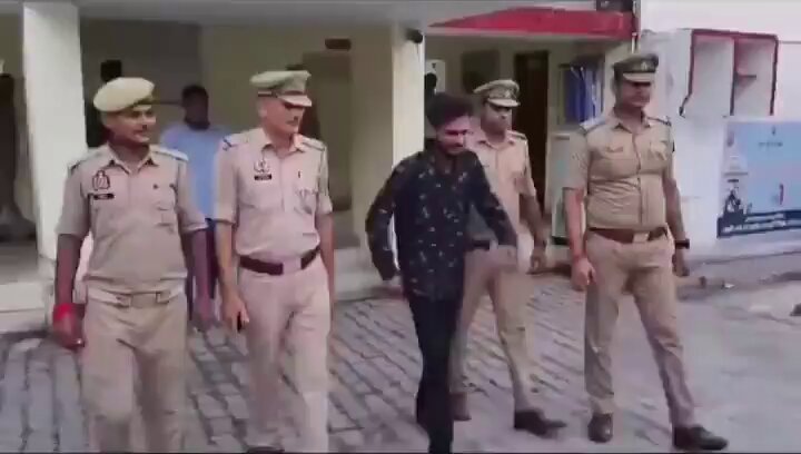 “Action – Reaction” ரோட்ல செஞ்ச வேண்டாத வேலை…. போலீஸ் புகட்டிய பாடம்….!!