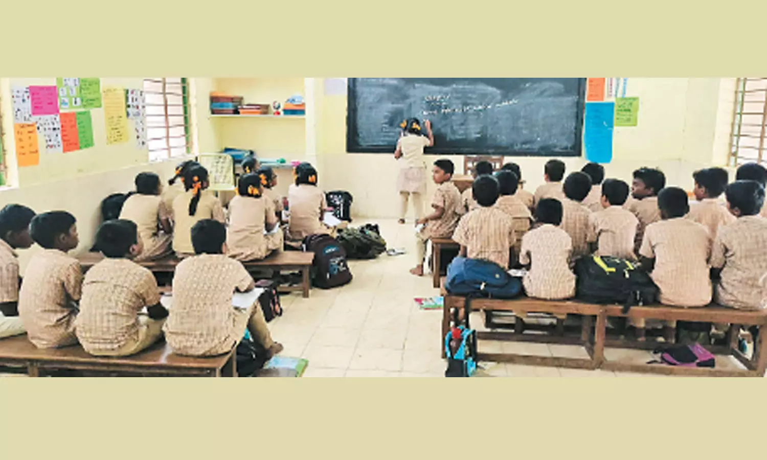டீச்சர் இல்லனா என்ன…? நாங்க படிக்கிறத தடுக்க முடியாது… துணிச்சலாக மாணவிகள் செய்த விஷயம்.. குவியும் பாராட்டுகள்…!!