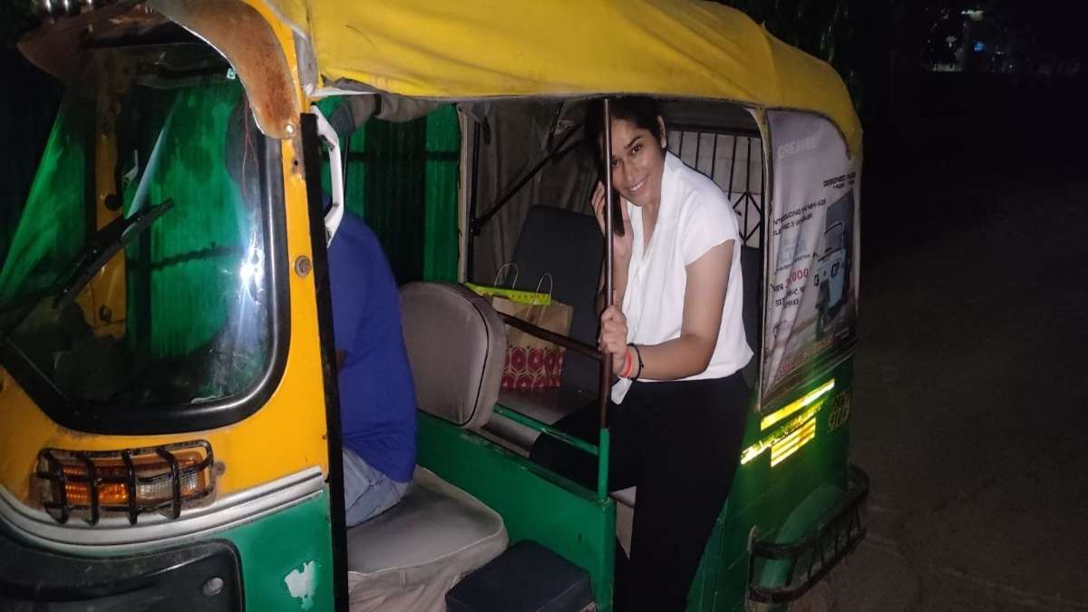 இது என்னுடைய ஏரியா….? களத்தில் இறங்கிய பெண் அதிகாரி..! தனி ஆளாய் இரவு முழுவதும் பயணம்… அதிரும் உத்திரபிரதேசம்.!!