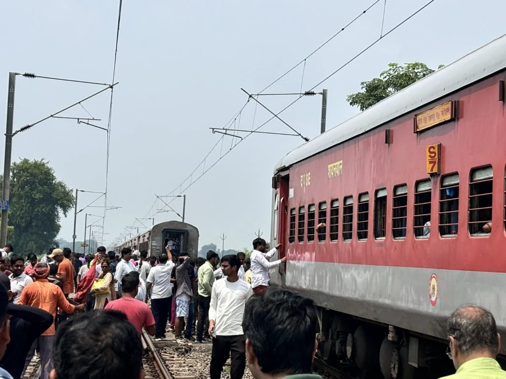 ஓடிக்கொண்டிருந்த போதே இரண்டாக பிரிந்த ரயில்.., வெடி சத்தத்தால் அலறிய பயணிகள்… பரபரப்பு சம்பவம்…!!