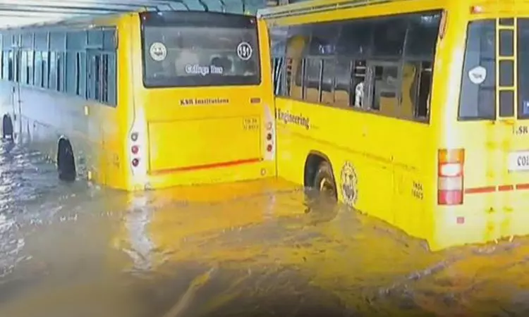 கொட்டி தீர்த்த கனமழை… “தண்ணீரில் மூழ்கிய ரயில்வே சுரங்கப்பாதை”… தத்தளித்த கல்லூரி பேருந்துகள்… நாமக்கல்லில் அதிர்ச்சி..!!