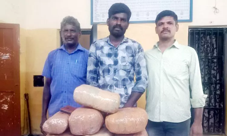 ரயில்வே நிலையத்தில் கிலோ கணக்கில் சிக்கிய பொருள்… வசமாக சிக்கிய வாலிபர்…. அதிரடி காட்டிய போலீஸ்..!!