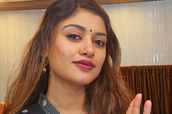 “ஆண் நண்பருடன் நெருக்கம்”… இணையத்தில் வைரலாகும் ஆபாச வீடியோ… நடிகை ஓவியாவின் பதிலால் அதிர்ச்சியில் ரசிகர்கள்..!!