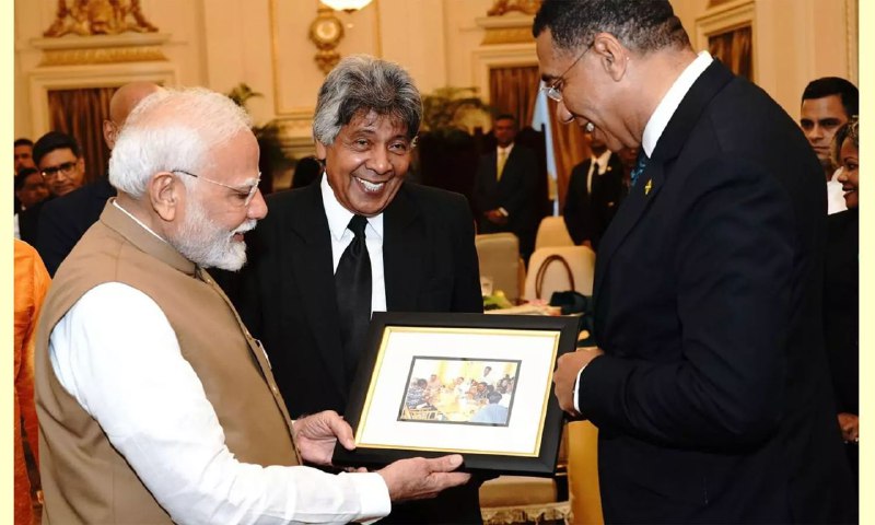 அடடே…! “அந்த நாள் ஞாபகம் வந்ததே”… பிரதமர் மோடிக்கு அற்புத புகைப்படத்தை பரிசளித்த ஜமைக்கா பிரதமர்…!!